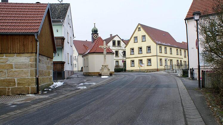 Die Dorfstraße in Höfen soll ein neues, schöneres Gesicht bekommen. Foto: Renate Neubecker