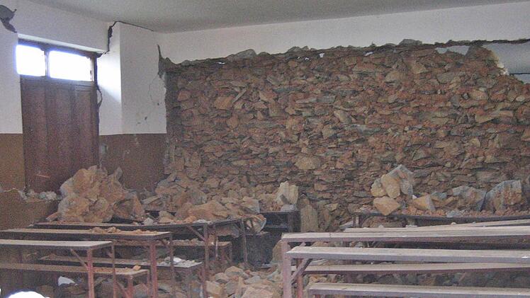 Völlig zerstört die von der deutschen Schülerhilfe Nepal finanzierte Janata Secondary High School in Amppipal Banyan Der Schulunterricht wird in den nächsten Tagen in Zelten wieder aufgenommen. Foto: Birgit Kirsch