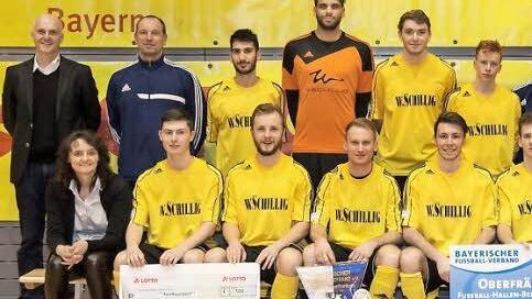 Der VfL Frohnlach durfte jubeln, denn er gewann die Hallen-Bezirksmeisterschaft der Fu&szlig;baller; mit auf dem Foto Karlheinz Bram (Bezirksvorsitzender), Ulrich Kr&uuml;ckel (Lotto Bayern), Irgit Reichardt (Kulmbacher) und Harry Knie, der Betreuer des VfL Frohnlach und VfL-Trainer Oliver M&uuml;ller. Fotos: Heinrich Wei&szlig;