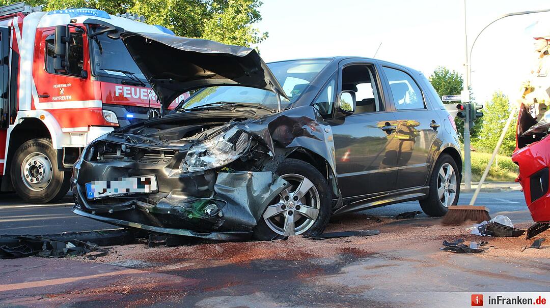 Frontalcrash zweier Pkw im Kreuzungsbereich - Beide Fahrerinnen schwer verletzt