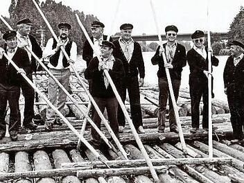 Die Besatzung des 80 Meter langen Mainfloßes im Jahre 1986: Alfons Geiger (von links), Dieter Murmann, Gerhard Wich-Heiter, Konrad Schaller, Helmut Ring, Heinrich Stöcker, Ehrenfloßmeister Heinz Köhler, Willi Schaller und Emil Hümmrich-Welt   Reproduktion: Gerd Fleischmann