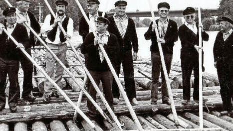 Die Besatzung des 80 Meter langen Mainfloßes im Jahre 1986: Alfons Geiger (von links), Dieter Murmann, Gerhard Wich-Heiter, Konrad Schaller, Helmut Ring, Heinrich Stöcker, Ehrenfloßmeister Heinz Köhler, Willi Schaller und Emil Hümmrich-Welt   Reproduktion: Gerd Fleischmann