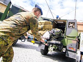 Das leicht gepanzerte Einsatzfahrzeug "Eagle IV" wird von der Bundeswehr derzeit in Afghanistan und Mali vom beweglichen Arzttrupp im Rettungsdienst eingesetzt. Hauptgefreiter Jewgeni Nahodkin demonstrierte am Donnerstag auf dem Marienplatz, was in den 8,8 Tonnen schweren Wagen alles hineinpasst. Fotos: Marian Hamacher