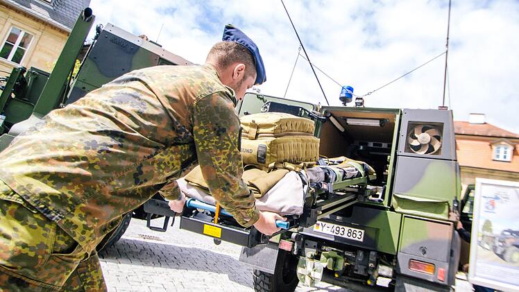 Das leicht gepanzerte Einsatzfahrzeug "Eagle IV" wird von der Bundeswehr derzeit in Afghanistan und Mali vom beweglichen Arzttrupp im Rettungsdienst eingesetzt. Hauptgefreiter Jewgeni Nahodkin demonstrierte am Donnerstag auf dem Marienplatz, was in den 8,8 Tonnen schweren Wagen alles hineinpasst. Fotos: Marian Hamacher