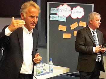 Professor Ulrich Müller-Steinfahrt (links) stellte die Ergebnisse der Umfrage vor. Michael Schäder (rechts) referierte über den Öffentlichen Personennahverkehr.Rolf Pralle