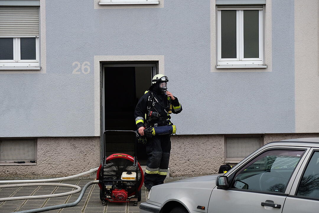 Feuerwehr rettet Mann aus brennendem Wohnhaus in Nürnberg
