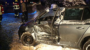 Naila: Schwerer Unfall auf glatter Straße - Fahrerin muss aus Auto geschnitten werden