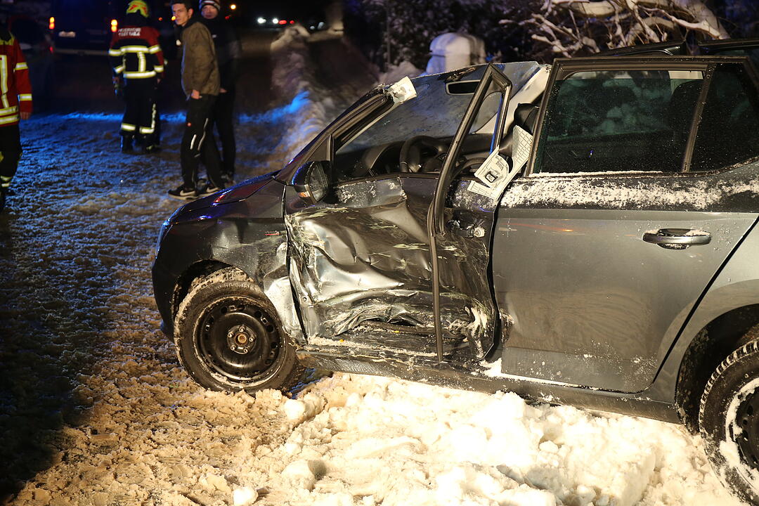 Naila: Schwerer Unfall auf glatter Straße - Fahrerin muss aus Auto geschnitten werden