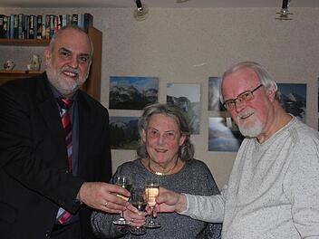Das Jubelpaar stößt mit Gratulant Georgios Halkias an.  Foto: Bernhard Panzer