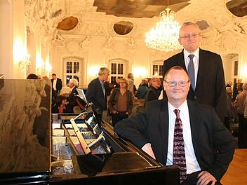 Professor Dr. Günter Dippold (stehend) und Organist Georg Hagel gestalteten den Abend, zu dem  der Geschichtsverein Colloquium Historicum Wirsbergense (CHW) und die Hanns-Seidel-Stiftung in den  Kaisersaal von Kloster Banz eingeladen hatten.Matthias Einwag