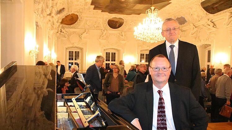 Professor Dr. Günter Dippold (stehend) und Organist Georg Hagel gestalteten den Abend, zu dem  der Geschichtsverein Colloquium Historicum Wirsbergense (CHW) und die Hanns-Seidel-Stiftung in den  Kaisersaal von Kloster Banz eingeladen hatten.Matthias Einwag