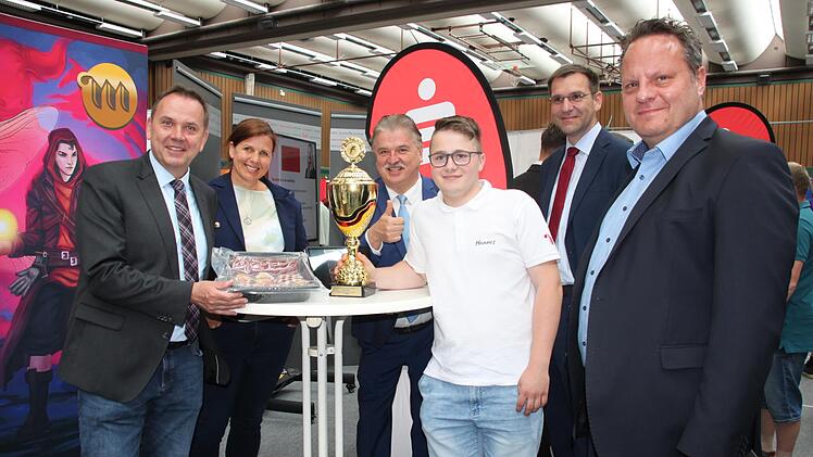 Der 16-jährige Fleischlehrling Hannes Maisel aus Bad Berneck, der die Hans-Wilfsdorf-Berufsschule besucht, ist Bundessieger beim Wettbewerb "Fleischerklassen zeigen ihr Können". Mit ihm freuen sich (von links) Schulleiter Alexander Battistella, Kerstin Zapf, stellvertretende Leiterin des Schulamtes Kulmbach, Landrat Klaus Peter Söllner, Schulamtsdirektor Michael Hack und OB Ingo Lehmann. Foto: Stephan Stöckel