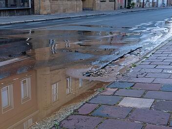 Bamberg: Wasserrohrbruch sorgt für Straßensperrung in Innenstadt