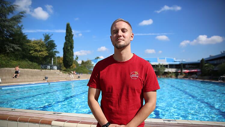 Schwimmmeister David Conrad schmei&szlig;t st&ouml;rrische Badeg&auml;ste auch mal aus dem im Sport-Paradies Gelsenkirchen. Wer Regeln missachtet, f&uuml;r den "ist der Spa&szlig; dann leider vorbei".