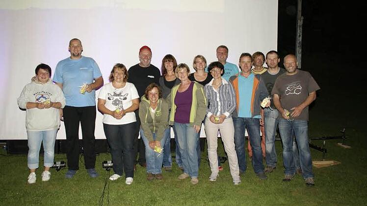 Wieder trocken und bestens gelaunt: die drei Mannschaften des Doggy-Wettpaddelns.