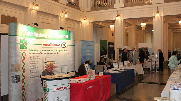 Im Foyer des Regentenbaus fand eine Fachausstellung statt.