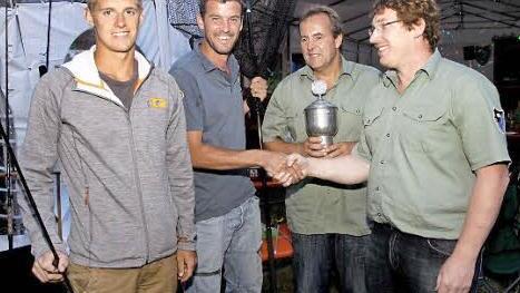 G&uuml;nther Wei&szlig;kopf (r.) gratuliert dem Erstplatzierten Christian Lampel, links Steffen Lotter und Andreas Gaal mit dem Pokal. Foto: Richard S&auml;nger