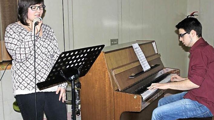 Für den guten Ton beim Neujahrsempfang in Igensdorf sorgte Johanna Britting mit ihrem mitreißenden Song "Lullaby of Birdland" in Begleitung von Pascal Breunig am Klavier.  Fotos: fra-press