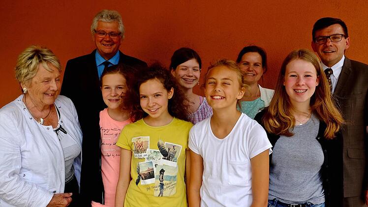 Das Frobenius-Gymnasium stellte Landes- und Bundessieger. Hierzu gratulierten die EU-Schulbeauftragte Doris Tobisch, Schulleiter Helmut Schreiner und Bürgermeister Armin Warmuth (rechts). Foto: Gerd Schaar