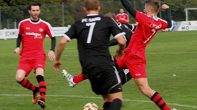 Verdeckt zieht der Sander Sebastian Wagner aus 16 Metern zum 2:0 ab. Von links Frank Linke, Andre Karmann und Oscar Ortiz.