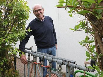 Rasen und Beete werden mit der von Klaus Popp selbst vor über 20 Jahren gebauten Anlage automatisch beregnet - für einzelne durstige Pflanzen hält Gisela Popp aber immer eine Gießkanne bereit.  Fotos: Barbara Herbst