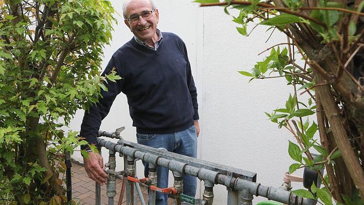 Rasen und Beete werden mit der von Klaus Popp selbst vor über 20 Jahren gebauten Anlage automatisch beregnet - für einzelne durstige Pflanzen hält Gisela Popp aber immer eine Gießkanne bereit.  Fotos: Barbara Herbst