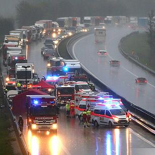 Hagel-Unwetter lšst Massenunfall aus: Autos kollidieren auf der A6 - Acht verletzte Personen, davon drei schwer