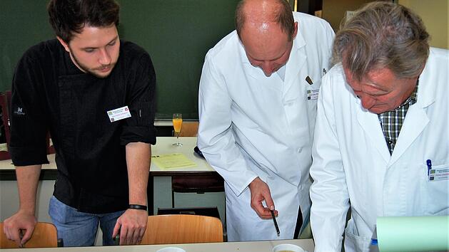 Drei Suppen - drei Prüfer: (von links) Die Juroren Fabio Schnitzer, Jan Kirchhoff und Hein-Joachim Sörries bei der Arbeit. Fotos: Sigismund von Dobschütz