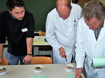 Drei Suppen - drei Prüfer: (von links) Die Juroren Fabio Schnitzer, Jan Kirchhoff und Hein-Joachim Sörries bei der Arbeit. Fotos: Sigismund von Dobschütz