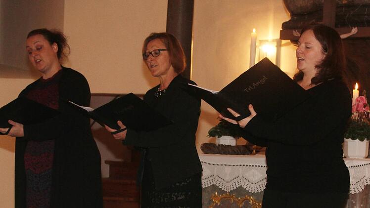 Katharina Krückl, Rita Krückl und Evamaria Scheidel überzeugten mit ihren Klangspielen. Die drei passionierten Sängerinnen hatten es sich zur Aufgabe gemacht, die Berndorfer Kirche in einen Klangraum zu verwandeln . Foto: Sonny Adam