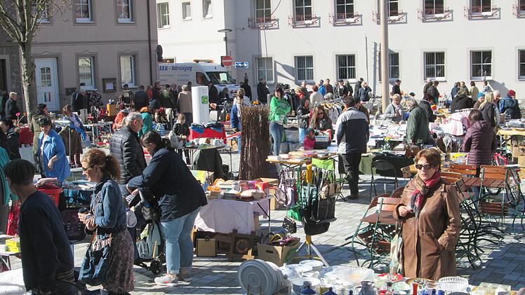 Die Stände locken Publikum auf den Viehmarkt. Foto: Winfried Ehling