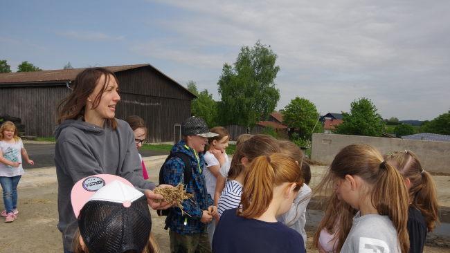 Bianca Appel gewährte den Kindern einen Einblick in den Bauernhof mit Biogasanlage.