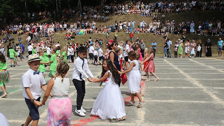 Woran erkennt man einen echten Neustadter? Er hat in seiner Schulzeit beim Kinderfest den "Rutscher" getanzt. Fotos: Michael Stelzner
