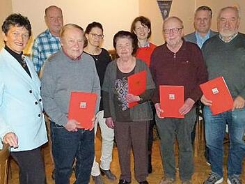 Treue Mitglieder wurden bei der Hauptversammlung des SPD-Ortsvereins Guttenberg geehrt. Unser Bild zeigt (von links) Kreisvorsitzende MdL Inge Aures, Vorsitzenden Uwe Böhnke, Horst Bittermann, Landratskandidatin Theresa Weith, Helga Franz, Gunhild Wagner-Fleischmann, Gerhard Bräutigam, den Bürgermeisterkandidaten Frank Müller sowie Otto Peschel. Foto: Werner Oetter