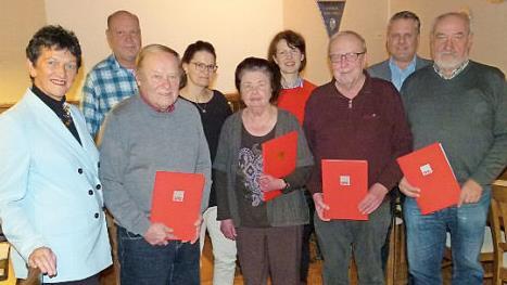 Treue Mitglieder wurden bei der Hauptversammlung des SPD-Ortsvereins Guttenberg geehrt. Unser Bild zeigt (von links) Kreisvorsitzende MdL Inge Aures, Vorsitzenden Uwe Böhnke, Horst Bittermann, Landratskandidatin Theresa Weith, Helga Franz, Gunhild Wagner-Fleischmann, Gerhard Bräutigam, den Bürgermeisterkandidaten Frank Müller sowie Otto Peschel. Foto: Werner Oetter