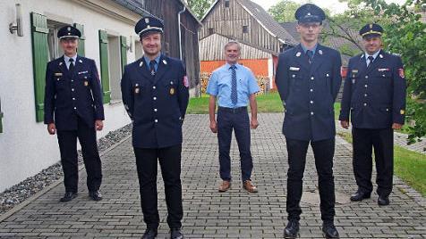 Zum neuen Kommandanten der Feuerwehr Lahm wurde Daniel Eidelloth (Zweiter von links) gewählt, zu seinem Stellvertreter Dominic Wicklein (Zweiter von rechts). Mit im Bild (von links) Kreisbrandmeister Markus Wachter, Zweiter Bürgermeister Gerhard Eidelloth und Kreisbrandinspektor Frank Fischer Fotos: Hartmut Neubauer