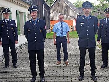 Zum neuen Kommandanten der Feuerwehr Lahm wurde Daniel Eidelloth (Zweiter von links) gew&auml;hlt, zu seinem Stellvertreter Dominic Wicklein (Zweiter von rechts). Mit im Bild (von links) Kreisbrandmeister Markus Wachter, Zweiter B&uuml;rgermeister Gerhard Eidelloth und Kreisbrandinspektor Frank Fischer Fotos: Hartmut Neubauer