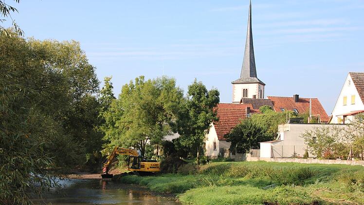 Rund 600 Kubikmeter Sediment und Pflanzenreste haben die Mitarbeiter der Flussmeisterstelle alleine in Höhe von Westheim ausgebaggert. Der unbelastete Boden wurde auf Äcker gefahren. Foto: Ralf Ruppert
