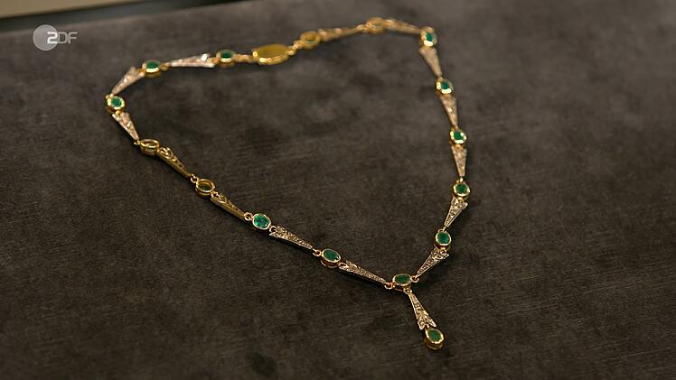 Das Collier aus Silber, Gold, Diamanten und Berillen aus der zweiten Hälfte des 20. Jahrhunderts bewertete die Expertin mit 700 bis 800 Euro. Fabian Kahl war von dem Schmuckstück so angetan, dass er sogar 1.250 Euro ausgab.