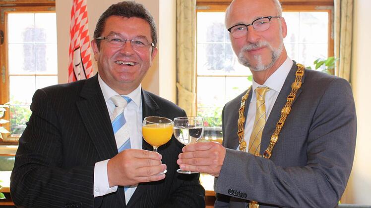 Selters und Saft statt Sekt. Franz Josef Pschierer  und OB Kay Blankenburg (rechts) stoßen auf den neuen Vertrag an.