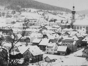 Ausgebrannte Synagoge vom Schafberg aus im Februar 1941. Das Haus rechts unten im Bild ist daran zu erkennen, dass das Dach fehlt. Foto: Zeitungsarchiv
