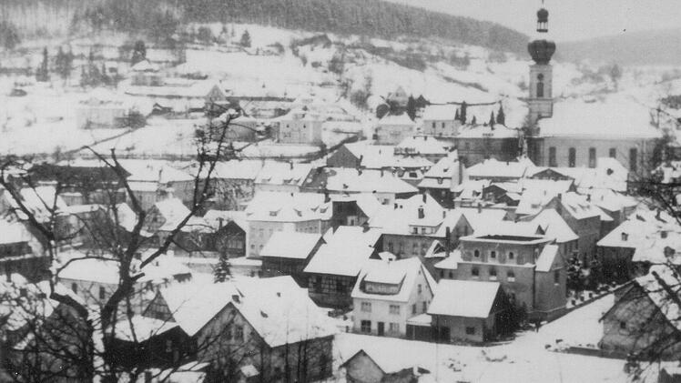 Ausgebrannte Synagoge vom Schafberg aus im Februar 1941. Das Haus rechts unten im Bild ist daran zu erkennen, dass das Dach fehlt. Foto: Zeitungsarchiv