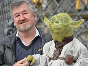 Nick Maley mit der von ihm geschaffenen Yoda-Figur aus den "Star Wars"-Filmen. Foto: Nikolas Pelke