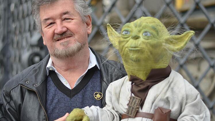 Nick Maley mit der von ihm geschaffenen Yoda-Figur aus den "Star Wars"-Filmen. Foto: Nikolas Pelke