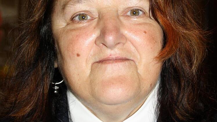 "Wir haben schon jetzt 24 000 Feuerwehrfrauen, Tendenz steigend", sagt die Landesfrauenbeauftragte Erika Riedl aus Schönwald in der Oberpfalz. Weil die Gesamtzahl der Feuerwehrleute relativ konstatnt bei rund 330 000 bleibe, steige der Anteil der Frauen kontinuierlich. "Einzelne Wehren haben noch ihre Probleme, aber insgesamt sind wir sehr gut integriert", sagt Riedl, und: "Im Einsatz leisten wir das Gleiche wie die Männer."