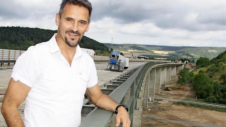 Hartmut Metz ist bei der Autobahndirektion Nordbayern für die Autobahnbrücken im Landkreis zuständig.  Fotos: Arkadius Guzy