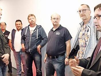 BR-Redaktionsleiter Alexander Müller (rechts) führte die Vertreter der Kulmbacher Feuerwehren durch die Redaktionsräume des im vergangenen Jahr umgebauten Verlagshauses. Foto: Dagmar Besand