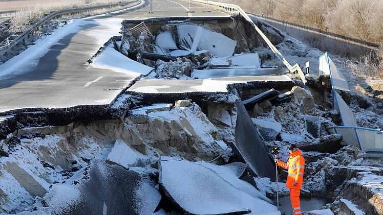 Das Loch auf der A20 erstreck sich mittlerweile über 95 Meter. Foto: dpa/ Bernd Wüstneck