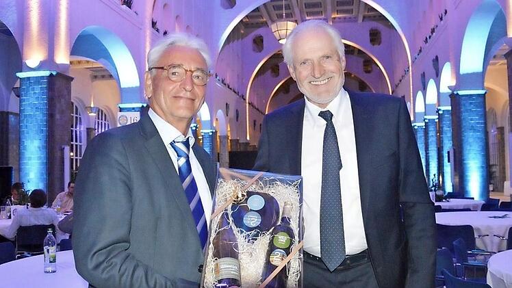 BGV Pr&auml;sident Malte Uhlig und der Pr&auml;sident des Golfclubs Bad Kissingen Franz-Josef Sch&auml;fer.  Fotos: Christian Keul