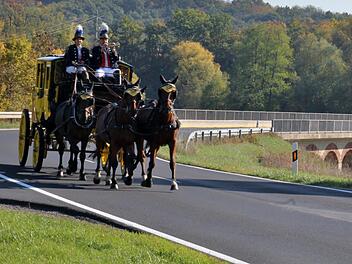 Im Saaletal bei Kleinbrach fährt die Postkutsche vor herbstlicher Kulisse. Foto: Werner Vogel